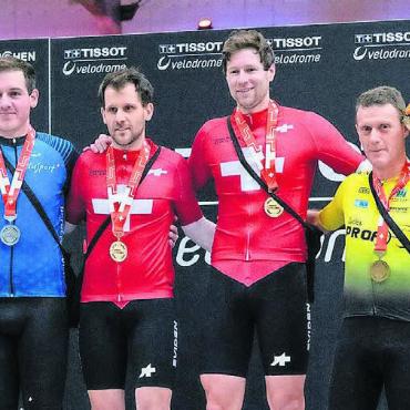 Titel macht happy - Der Freiämter Christian Ackermann (zweiter von links) feiert mit Pilot Dominik Büttler den Meistertitel. Bild: zg