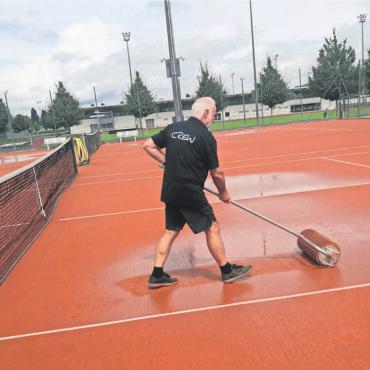 Dem Regen getrotzt - Das viele Nass von oben setzte den Plätzen zu. Das Team der Platzwarte sorgte dafür, dass dieses Nass möglichst schnell wieder entfernt war.