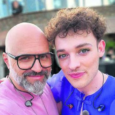 Der tolle Typ da hinten - Micha Dettwyler und Nemo, der die Schweiz beim Eurovision Song Contest vertritt.