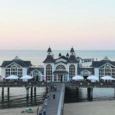 Von farbenfroh bis eisig - Die Seebrücke von Binz auf der deutschen Ostsee-Insel Rügen. Die Aufnahme wurde am längsten Tag des Jahres (21. Juni) von Ruedi Weber aus Oberlunkhofen gemacht. «Bei einer wahrlich wunderschönen, fast mystischen Abendstimmung», wie er dazu schreibt.