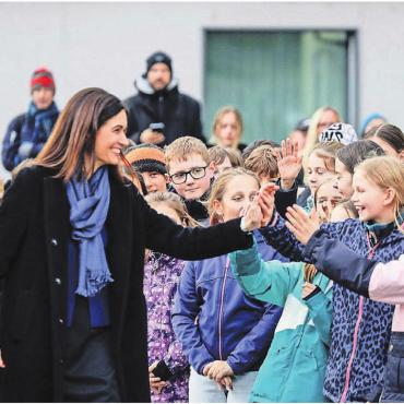 Schon wieder eine Aargauerin - Freudentag: Maja Riniker begrüsst die Schülerinnen und Schüler des Schülerchors in Murgenthal. Bild: Kanton Aargau, Chris Iseli