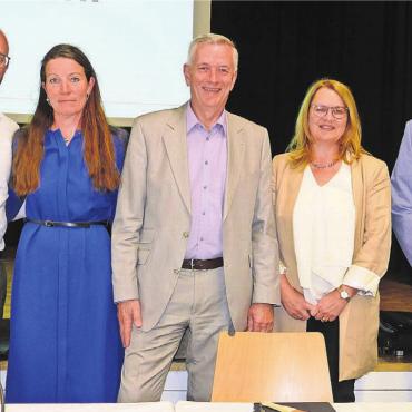 Mehrheit will keinen Wechsel - Der Zufiker Gemeinderat, (v. l.) Vizeammann Boris Sommer, Natascha Brunold, Gemeindeammann Daniel Stark, Gabriela Bereuter und Reto Knecht, durfte 174 Stimmbürgerinnen und Stimmbürger zu einer lebhaften Gemeindeversammlung begrüssen. Bild: Stefan Treier