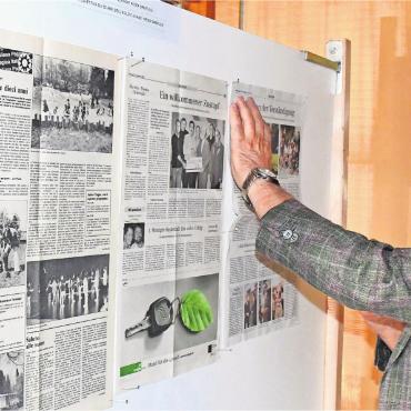 Ein erarbeitetes Erfolgsmodell - Acli-Präsident Franco Narducci vervollständigt die Bilderausstellung und hängt an einer separaten Wand noch Zeitungsausschnitte auf. Bild: Daniel Marti