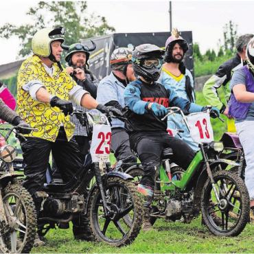 Knatternde Motoren, bunte Kostüme - Aufreihen zum Start  die einen in Rennmontur, die anderen lieber nach dem Motto Fasnacht. Bilder: Stefan Hotz