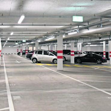 «Moderate und gerechte Tarife» - Die Frequenzen in der neuen Tiefgarage beim Bahnhof sind nach wie vor tief: Für den Gemeinderat sind die Tarife jedoch marktgerecht und sollen so bleiben. Bild: Daniel Marti