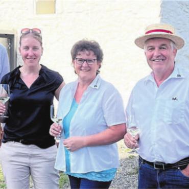Die Krone geht nach Baden - Illustre Gästeschar an der Weinprämierung (v.l.): Regierungsrat Dieter Egli, Grossratspräsidentin Mirjam Kosch, Milly Stöckli, Präsidentin Ortsbürgerverband Aargau, und Ruedi Donat, im Ortsbürgerverband zuständig für die Prämierung der besten Weine. Bild: wam