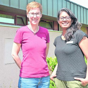 Viel Raum, um mitzugestalten - Sie sind angekommen in Muri, der Alltag bereitet ihnen Freude. Die beiden Hausärztinnen Judith Melchers (links) und Gowsalya Somas. Bild: Annemarie Keusch
