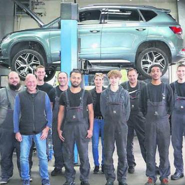 «Seat» und «Cupra» sind Spitzenautos - Ein kompetentes prächtiges starkes Team. Allerdings fehlt Betriebsleiter Jason Brumann, er geniesst seine Ferien in Japan. Bild: rts