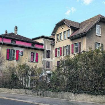 Kurz vor dem Ziel - Die ehemalige Bremgarter Kleiderfabrik dürfte bald definitiv jenen gehören, die sie jahrelang besetzten. 
Bild: huy
