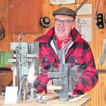 Traditioneller Treffpunkt - Ein ungewöhnliches Hobby: Theo Hagenbuch fertigt allerlei Bürsten an.