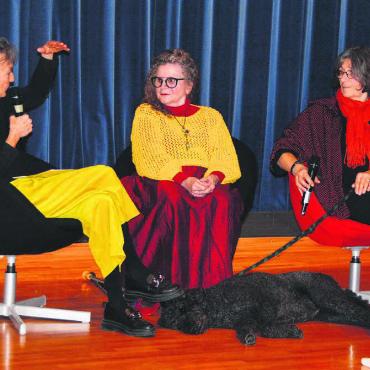 Dem Tod mit viel Liebe begegnen - Karin Buess vom Kino Mansarde im Gespräch mit Heidi Demuth, Frau von Röbi Widmer, und Co-Regisseurin Heidi Schmid (von links). Immer dabei ist auch Hund Naira, auch im Dok-Film. Bild: Annemarie Keusch