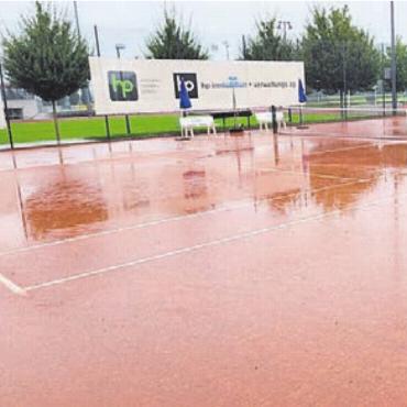 Wenn Tennis zu Wasserball wird - Nach Regenfällen sind die Plätze stundenlang nicht bespielbar. Bild: chh