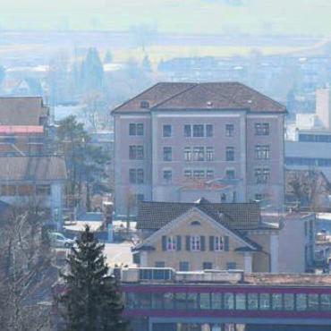 Problematisch und alarmierend - Hohe Investitionen – wie beim Schulzentrum Halde – prägen Wohlens Finanzen. Bild: dm
