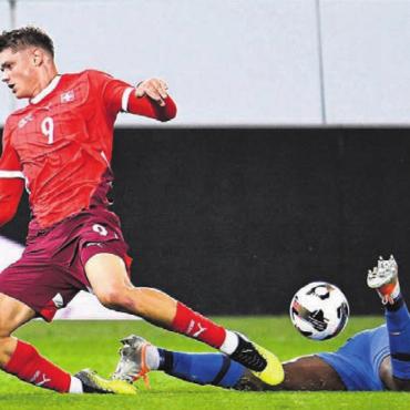 Keine EM für Trio - Der Sinser Lars Villiger (links) wird im Spiel gegen Finnland zu Fall gebracht. Die U21-Nati ist nach den beiden Partien von Rang 1 auf Rang 3 gestürzt und wird an der EM nur zusehen können. Bild: Freshfocus