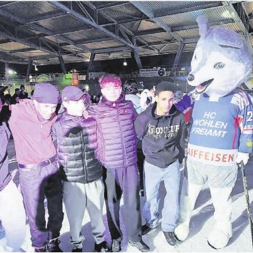 «Huskies» in Feierlaune - Maskottchen «Wulfie» freut sich auf die Party mit den Besuchern an der Eisdisco.