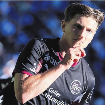 Wie ein Komet - Pssst, nicht beim Toreschiessen stören. Alessandro Vogt nach seinem Tor zum 1:1 gegen Lausanne am Sonntag. Später sollte er noch zum 2:1 für St. Gallen treffen. Mittlerweile steht er wettbewerbsübergreifend bei sieben Toren und drei Assists in sechs Pflichtspielen für die Ostschweizer. Bild: Freshfocus