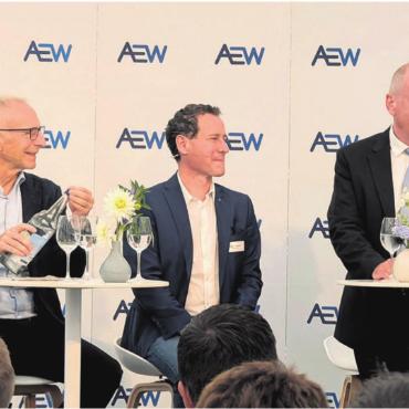Wie weiter mit unserem Strom? - Angeregt und zuweilen durchaus humorvoll diskutieren (von rechts): Marc Ritter (AEW-CEO), Regierungsrat Stephan Attiger, Matthias Betsche (Pro Natura) und Andreas Stettler (Wasserwirtschaftsverband). Moderiert wird das Podium über Strom, Wasserkraft und die Zukunft der Energiebranche von Ex-SRF-Frau Karin Frei. Bild: Marco Huwyler