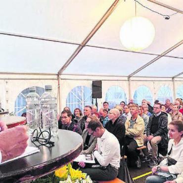 Ein WC und ein Raum mehr - Volles Zelt – der Gemeinderat Jonen mit Ammann Philipp Ackermann (Zweiter von links) durfte viele Stimmberechtigte begrüssen. Bild: Annemarie Keusch