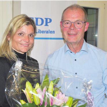 Sie will für frischen Wind sorgen - Ein Blumenstrauss zum Amtsantritt: Der abtretende Präsident Sämi Keller wünscht der neuen FDP-Präsidentin Denise Strasser viel Erfolg und Glück. Bild: Daniel Marti