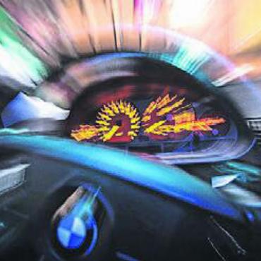 Ausserorts mit 155 km/h - Der Lenker konnte Auto und Führerschein abgeben. Symbolbild: pixabay