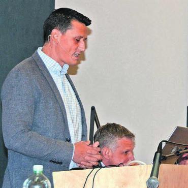 Ja, aber zu anderer Variante - Pascal Vontobel vertrat bei der Strategie Standortentwicklung Bannegg die Meinung des Gemeinderates. Bilder: Annemarie Keusch