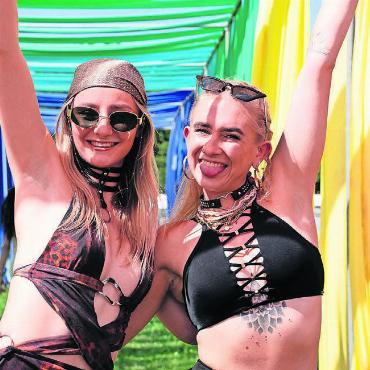 Ein Festival, das elektrisiert - Farbig und froh. Diese zwei Frauen gehören zu den ersten Besucherinnen, die am frühen Nachmittag auf das Gelände kamen.