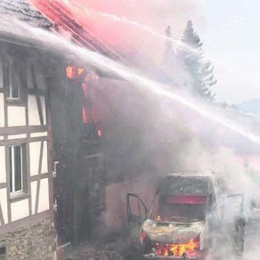 Fahrzeugbrand griff auf Haus über - Vom Lieferwagen griffen die Flammen auf die Scheune und das Wohnhaus über. Bild:pz