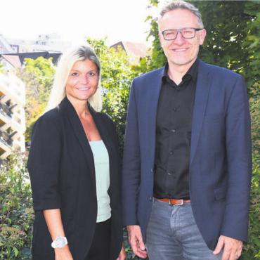«Diese Trendwende ist nötig» - Freundliches Gesicht zur schwierigen Ausgangslage: Finanzministerin Denise Strasser und Gemeindeammann Arsène Perroud präsentieren ein ausgeglichenes Budget mit der längst bekannten Steuerfusserhöhung.
Bild: Daniel Marti
