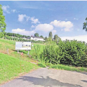 Viel Lob vom Fachgutachter - Die Überbauung entsteht am Ende der Bächermoosstrasse, die dafür um rund 100 Meter verlängert wird. Der Fussweg entlang der Parzelle bleibt erhalten. Bilder: zg