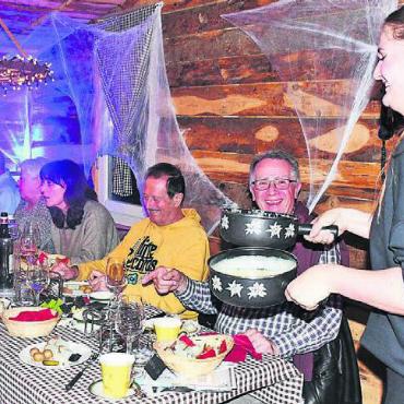 Gruselig und kuschlig zugleich - Das Personal war sofort in Schuss und servierte den feinen Wohler Käse noch so gern. Bilder: Daniel Marti