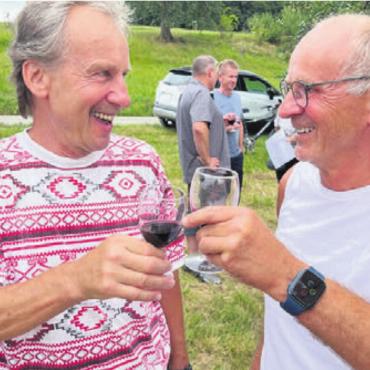 Der Erste ist vorerst der Letzte - Peter Kühne und Roland Stuker aus Nesselnbach sind sich einig: «Süffig ist der Hambeler.»