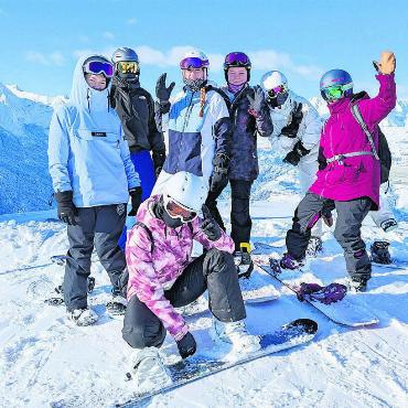Schöne Erinnerungen im Gepäck - Die Snowboard-Gruppe ist mit viel Fun auf der Piste unterwegs.