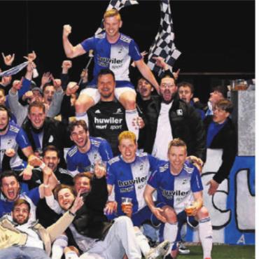 Fussball, Bier und Bilder - Alexander Wagner ist ein wenig in Sarmenstorf verliebt. Links eines seiner Lieblingsbilder. Dazu schreibt der Sportfotograf: «Sarmenstorf und seine zahlreichen Fans sind eine Einheit. Egal in welcher Liga, egal wie es läuft. Das ist für mich einmalig und es ist immer wieder ein Genuss, dabei zu sein.»