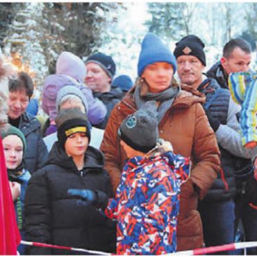 Zeigen, wo der Samichlaus wohnt - Gross war der Ansturm bereits am ersten Abend mit den erwartungsvollen Kinderaugen und den Eltern, die ihre Kinder begleiteten und ihnen die Zeit des Wartens verkürzten.