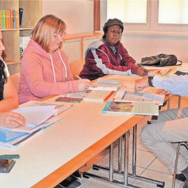 Integration über die Sprache - Der pensionierte Lehrer Bruno Seiler behandelt mit seinen Schülerinnen das Thema Bewerbungen. Bilder: Thomas Stöckli