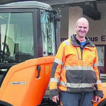 Neuer Bauamtsmitarbeiter - Markus Belser (l.) und Bruno Meier des technischen Dienstes haben den neuen Kommunaltraktor «Holder C 65 Single Cap» in Betrieb genommen. Bild: gk