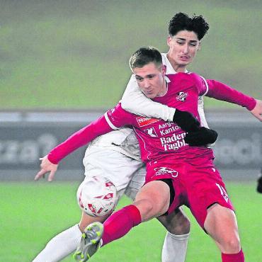 Lob vom «Bomber» - Sebastian Barrera vom FC Wohlen gegen Nenad Zivkovic (FC Baden). Bild: awa