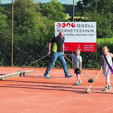 Mehr als ein Tennisturnier - Seit dem ersten Turnier kümmert sich das OK (hier samt Nachwuchs) um das Abziehen der Plätze nach den Spielen – das wird geschätzt.