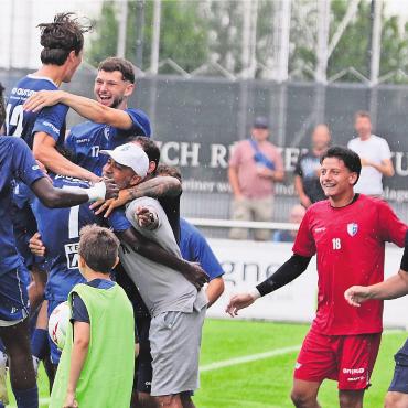 Der Metzger massiert - So gefällt es Rolf Küng (ganz rechts): jubelnde FCW-Spieler, wie hier beim 5:0 gegen Schötz. Bilder: spr/zg