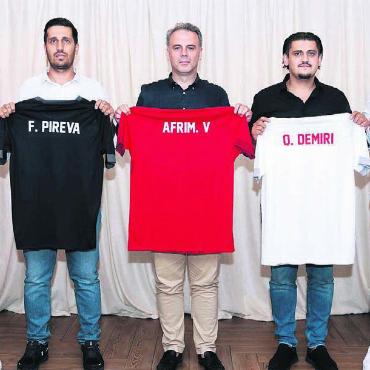 Freiämter Clubbesitzer - Shaban Bajrami (1. v. r.) bei der Vorstellung der neuen Eigentümer des SC Gjilani. «Es ist keine One-Man-Show. Der Verein steht im Vordergrund.» Bilder: zg