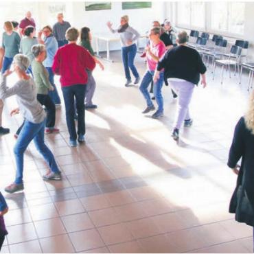 Anders als alle Bisherigen - Die Mitglieder des Regi-Chors wirbelten quer durch den Roos-Saal. Bild: zg