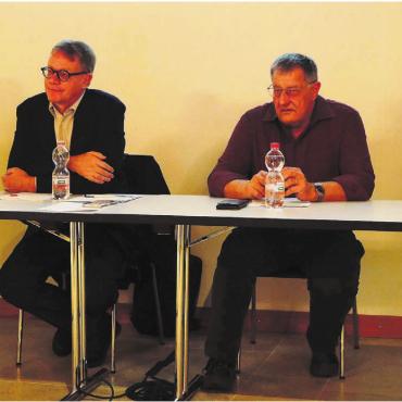 Gegen Hochwasser wappnen - Sie stellten den Entscheid des Regierungsrates in Bremgarten vor (von links): Silvio Moser, Projektleiter Sektion Wasserbau, Markus Zumsteg, Leiter Sektion Wasserbau, Pius Wiss, Repla Oberes Freiamt und Gemeindeammann von Dietwil, und Norbert Kräuchi, Leiter Abteilung Landschaft und Gewässer. Bild: Vincenz Brunner