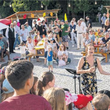 Wohlens Herzschlag der Kultur - Der Chor der Musikschule Wohlen war zum Auftakt des Festivals vor viel Publikum für den ersten Höhepunkt besorgt. Im Bild Chorleiterin Prisca Zweifel. Bild: Felix Wey