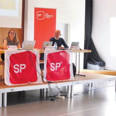 Für die Arbeitnehmer einsetzen - Hans-Peter Budmiger (links), Gemeindepräsident von Muri, richtet seine Grussbotschaft an den SP-Parteitag. Bild: Alphonse Hauser