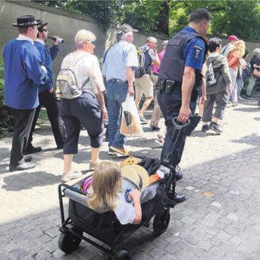 Volksfest in vollen Zügen genossen - Sogar die Polizei ist für den Trachtennachwuchs hilfsbereit eingesprungen.