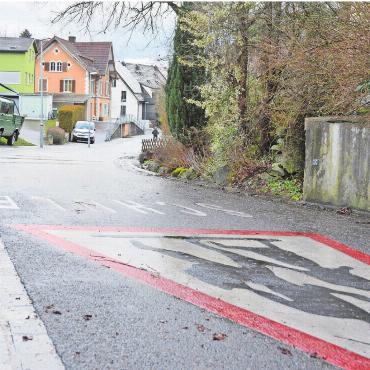 Klar und deutlich wird es kaum - Tempo 30 ist auch auf der Dorfstrasse geplant – der Entscheid fällt am 8. März an der Urne. Bild: Annemarie Keusch