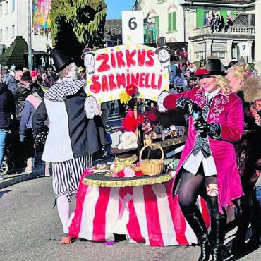 Die Qual der Wahl - Den Zirkus Sarminelli gab es letztes Jahr am Sarmenstorfer Umzug. Und dieses Jahr als Bar auf dem Lindenplatz. Bilder: Archiv