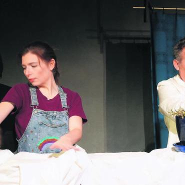 Geglückte Adaption - Barbara Berner mit Hund Bello und Maxi (Fabienne Bossart) sowie ihr Vater (Willy Müller) mit der ominösen blauen Flasche. Bild: zg