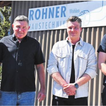Qualität bleibt weiterhin garantiert - Geschäftsübergabe (v. l.): Belinda Rohner (Sekretärin), Daniel Rohner, Nicola Ratti (neuer Besitzer), Marko Petrusić (Lehrling). Bild: dm