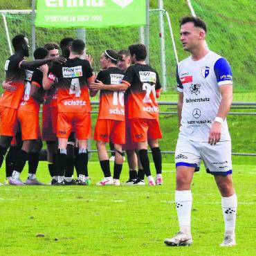 Wenn alles schiefgeht - Ein niedergeschlagener Leotrim Nitaj und ein jubelnder FC Schötz. Während die Luzerner brutal effizient waren, wollte den Wohlern im Abschluss gar nichts gelingen. Bild: Josip Lasic